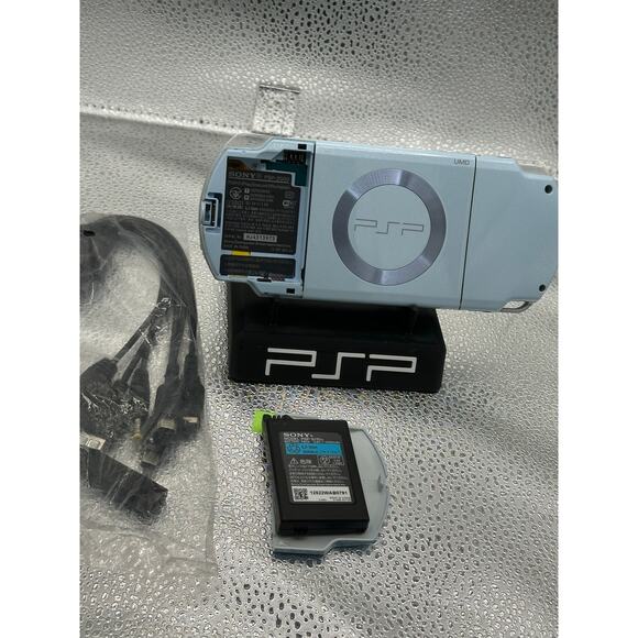 Light blue psp 2000 w/charger & new battery - Picture 2 of 8